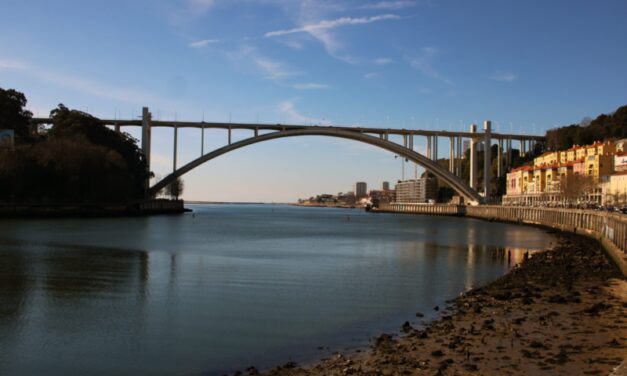 Descubra os Tesouros da Arquitetura Moderna em Porto